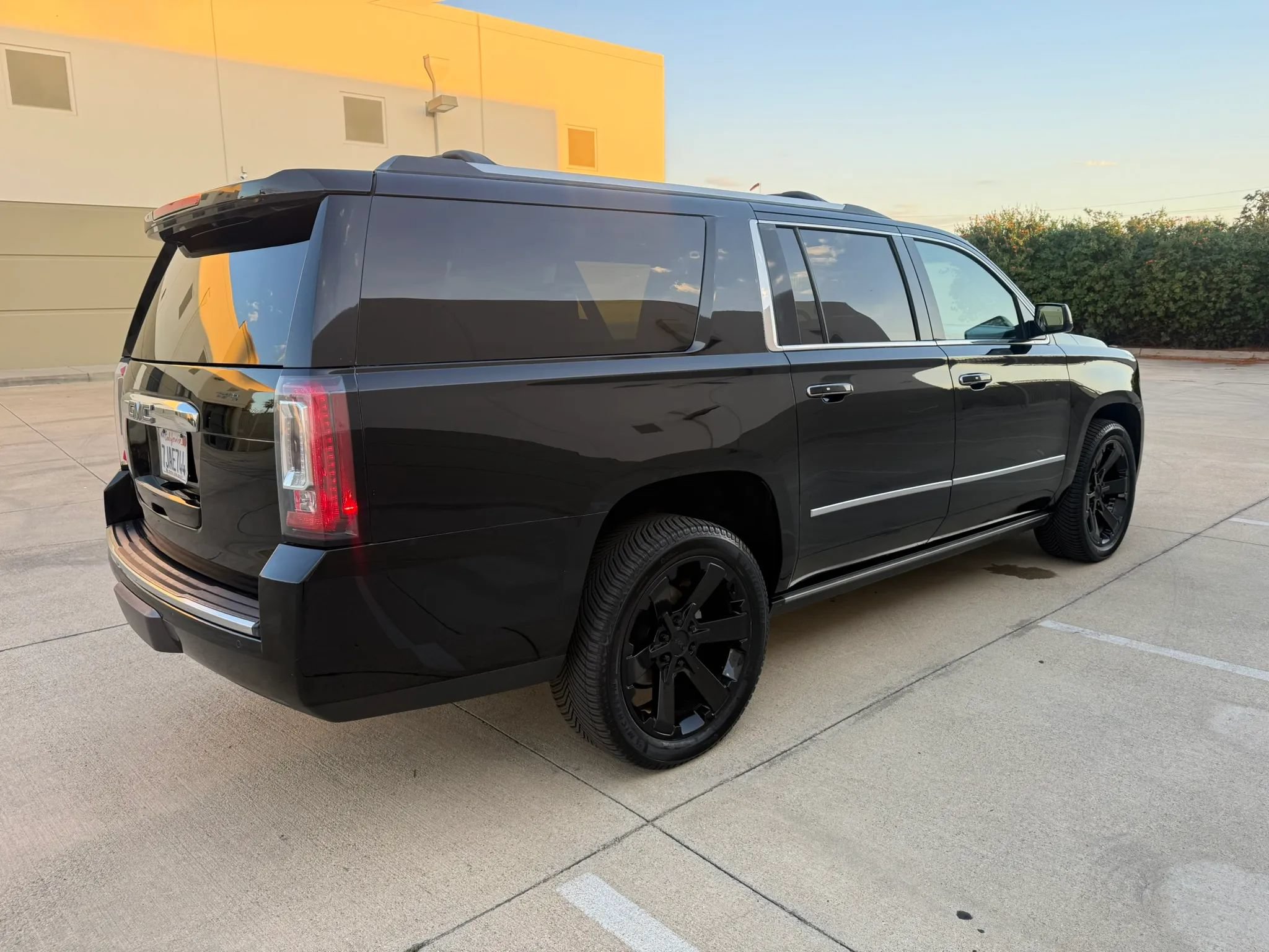 Used 2015 GMC Yukon XL Denali w/ Touring Package AWD/4WD image 6