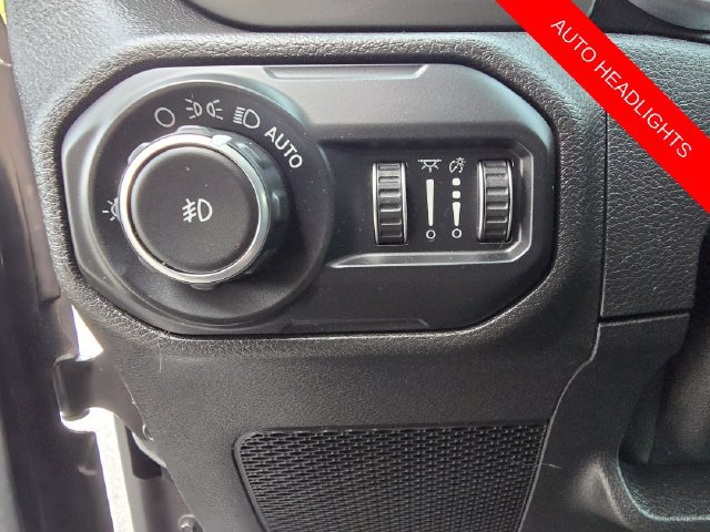 Used 2019 Jeep Wrangler Unlimited Sahara w/ Cold Weather Group AWD/4WD image 10
