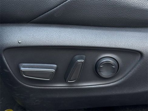 Used 2023 Toyota Venza LE image 25