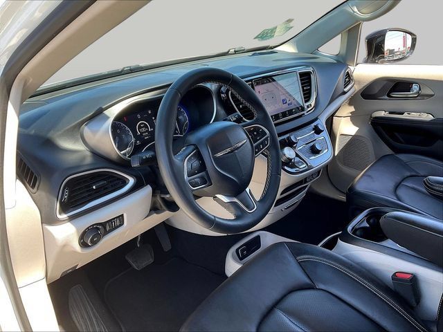 Used 2024 Chrysler Pacifica Touring-L FWD image 18