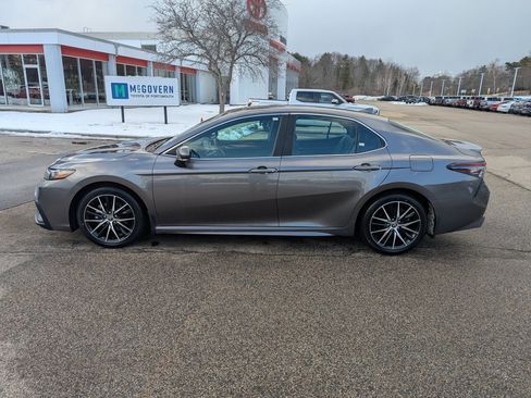 Used 2023 Toyota Camry SE image 2