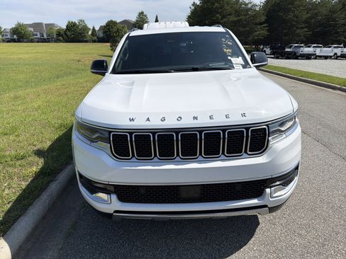 Used 2024 Jeep Wagoneer L Series III w/ Flexible Seating Group AWD/4WD image 3