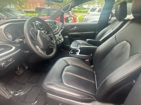 Used 2025 Chrysler Pacifica Select FWD image 12