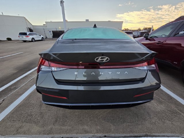 Used 2026 Hyundai Elantra SE FWD image 5