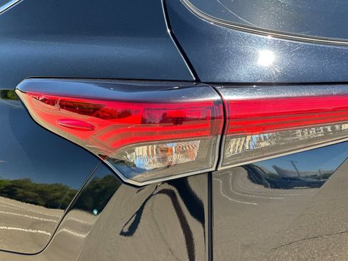 Used 2022 Toyota Highlander XLE AWD/4WD image 46