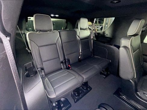 Used 2025 Chevrolet Suburban Premier image 38
