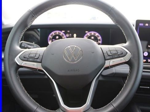 Used 2025 Volkswagen Tiguan SE w/ Panoramic Sunroof Package image 30