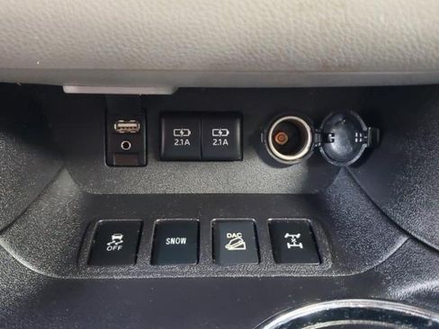 Used 2017 Toyota Highlander LE w/ Carpet Mat Package AWD/4WD image 23