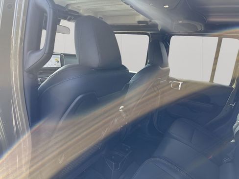 New 2025 Jeep Gladiator Sport image 18