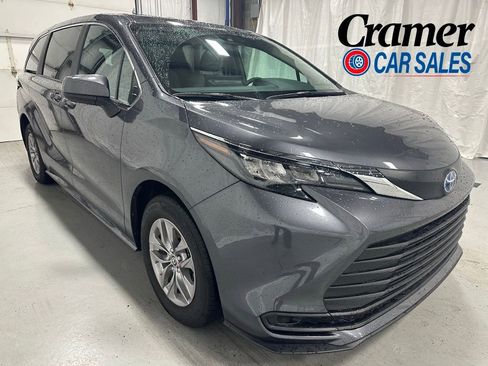 Used 2025 Toyota Sienna LE FWD image 1