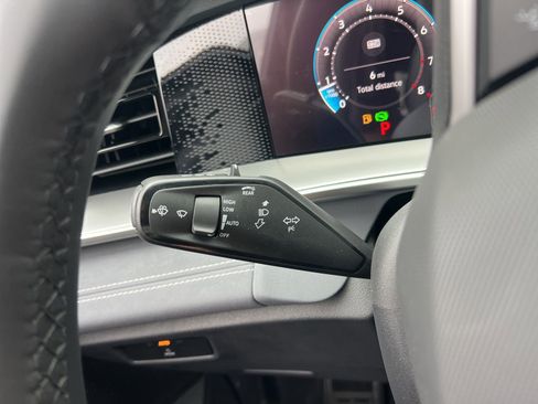 New 2026 Volkswagen Tiguan SE R-Line FWD image 9