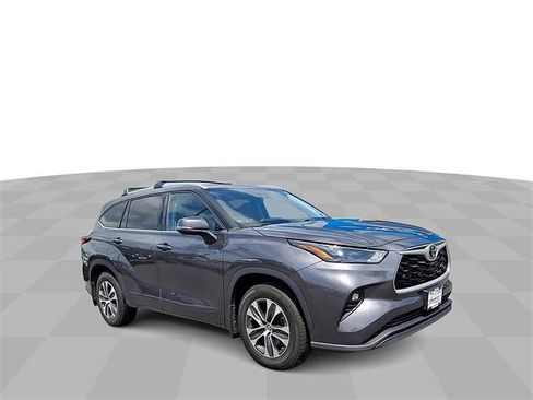 Used 2022 Toyota Highlander XLE image 2