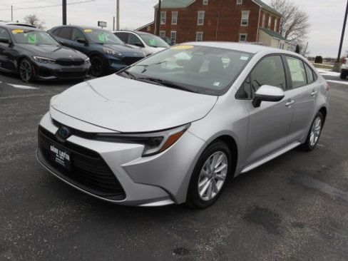 Used 2023 Toyota Corolla LE image 3