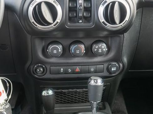 Used 2017 Jeep Wrangler Unlimited Rubicon w/ Connectivity Group image 16