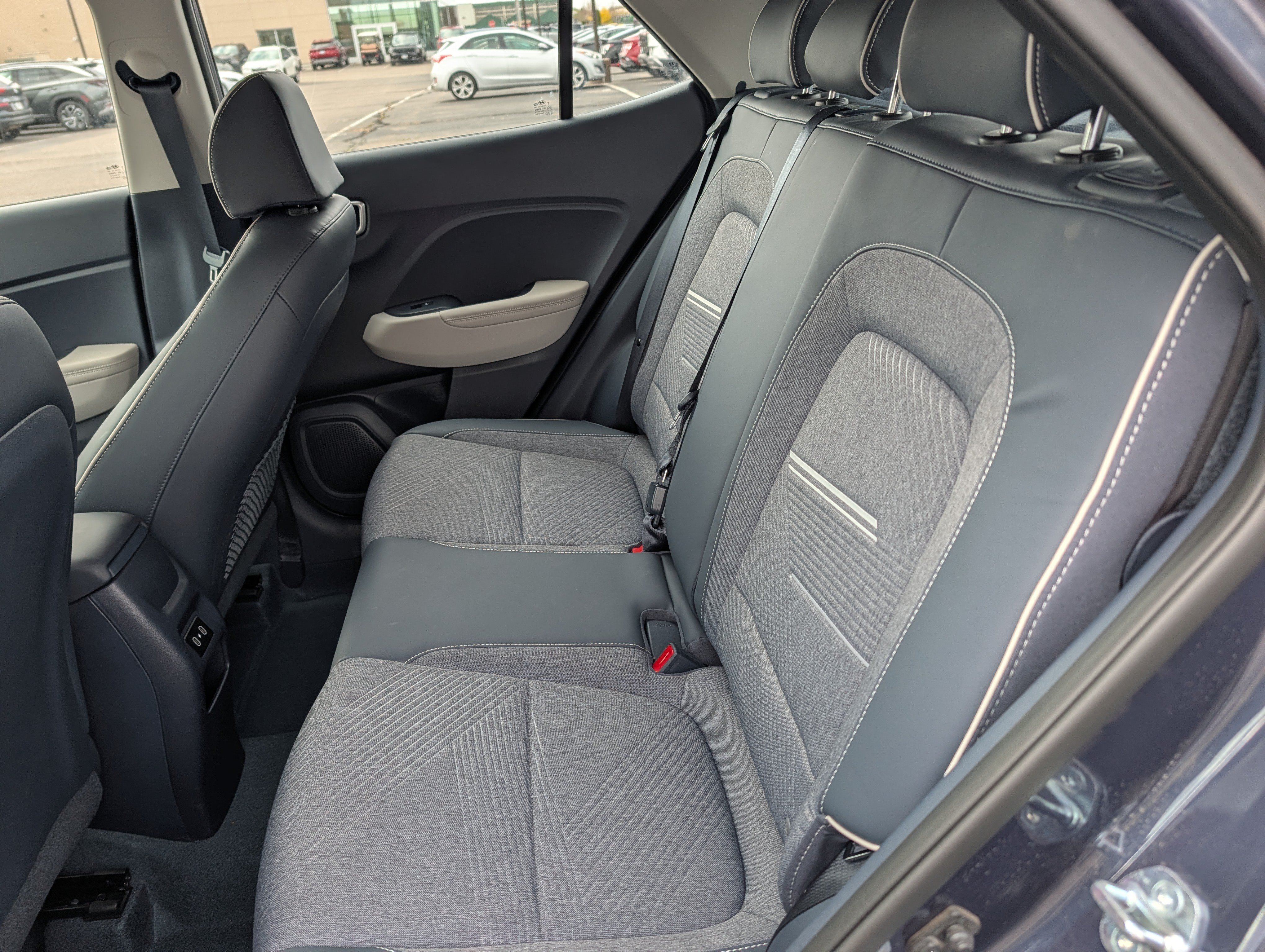 Used 2025 Hyundai Venue Limited FWD image 14