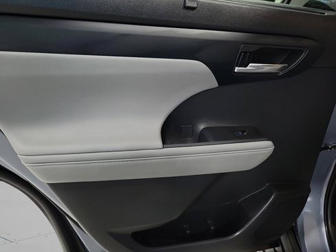 Used 2022 Toyota Highlander XLE image 10