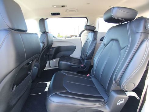 Used 2024 Chrysler Pacifica Touring-L FWD image 7