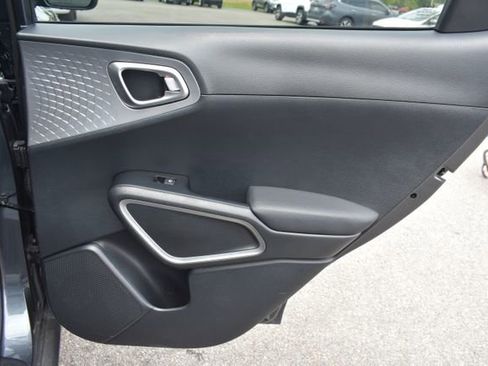 Used 2025 Kia Soul LX w/ LX Technology Package FWD image 33