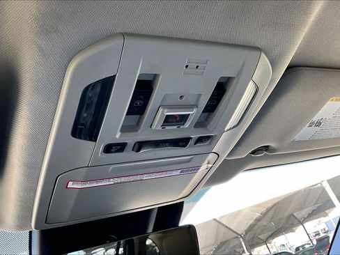 Used 2023 Toyota Highlander Platinum image 31