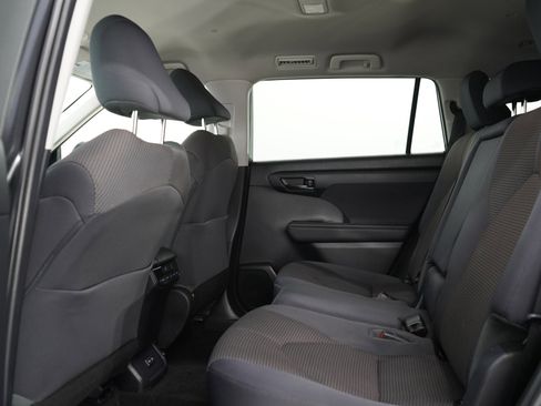 Used 2023 Toyota Highlander LE FWD image 19