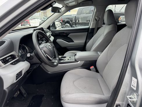 Used 2023 Toyota Highlander L image 25