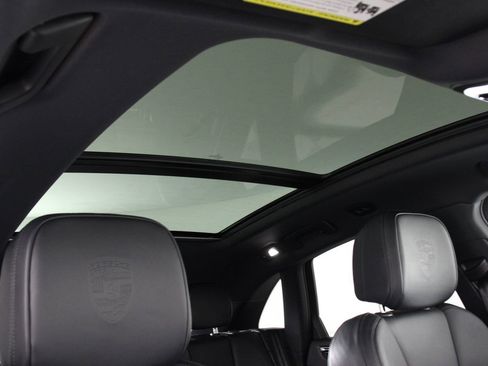 Certified 2023 Porsche Macan AWD/4WD image 25