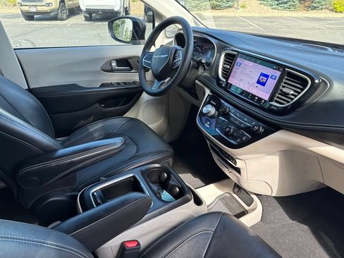 Used 2022 Chrysler Pacifica Touring-L w/ Uconnect Theater Family Group FWD image 18