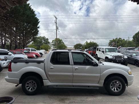 Used 2005 Ford Explorer Sport Trac XLT AWD/4WD image 10