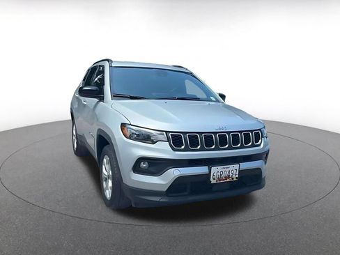 Used 2025 Jeep Compass Latitude AWD/4WD image 3