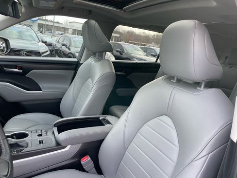 Used 2023 Toyota Highlander XLE image 27