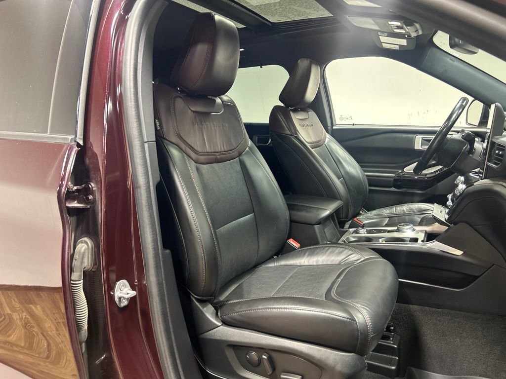 Used 2022 Ford Explorer Platinum w/ Equipment Group 601A AWD/4WD image 43