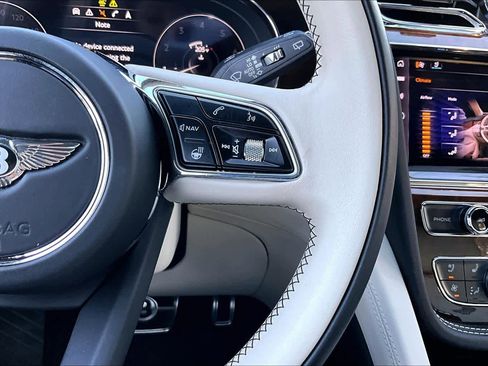 Used 2021 Bentley Bentayga image 21