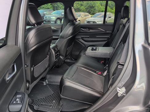 Used 2025 Jeep Grand Cherokee Altitude AWD/4WD image 32
