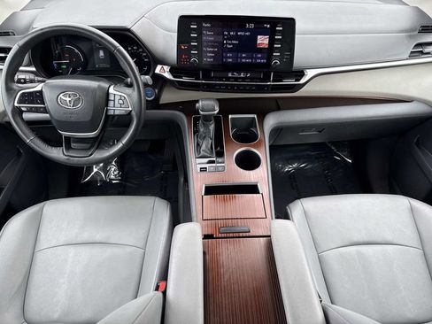 Used 2024 Toyota Sienna XLE image 16