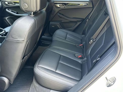 Used 2025 Porsche Macan image 12
