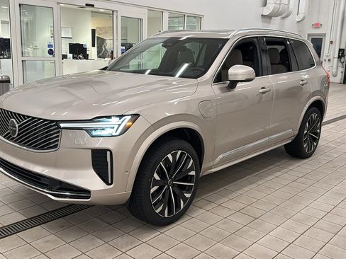 New 2026 Volvo XC90 T8 Plus w/ Protection Package Premier image 9