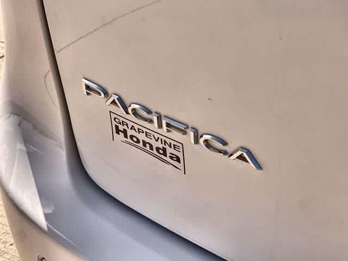 Used 2023 Chrysler Pacifica Touring-L FWD image 8
