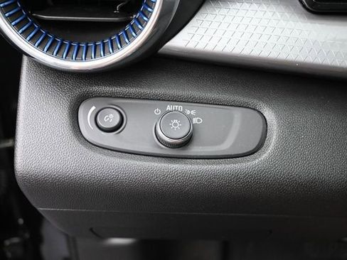 Used 2025 Chevrolet Trax LT w/ LT Convenience Package FWD image 18