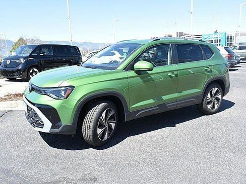 New 2025 Volkswagen Taos SE image 3