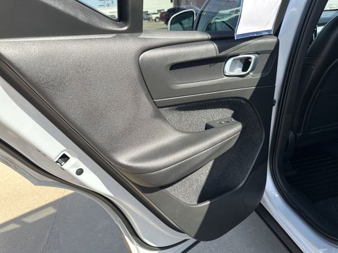 Used 2020 Volvo XC40 T5 Momentum image 17