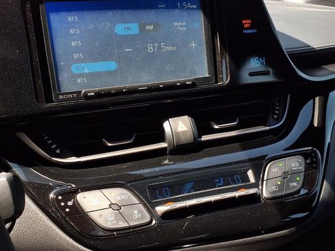 Used 2018 Toyota C-HR XLE FWD image 11