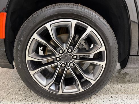 Used 2022 Jeep Grand Wagoneer Series III w/ Rear Seat Video Group 1 image 9