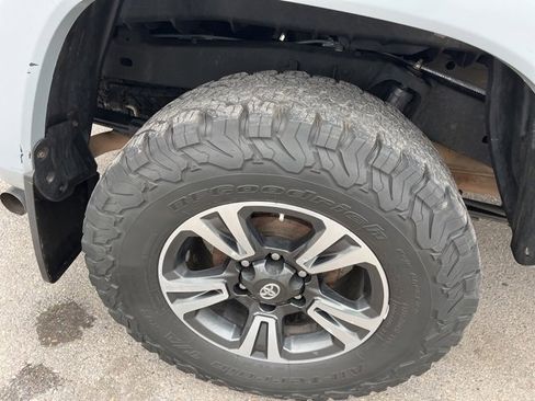 Used 2019 Toyota Tacoma TRD Sport w/ Technology Package image 26