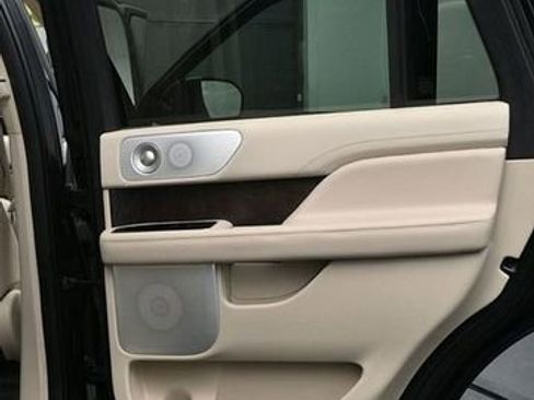 Used 2019 Lincoln Navigator Reserve AWD/4WD image 14