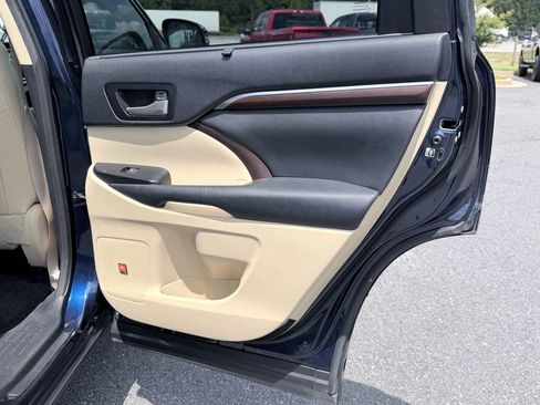 Used 2015 Toyota Highlander Limited w/ Driver Technology Package FWD image 34