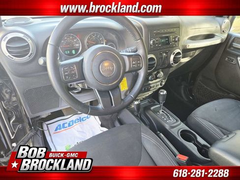 Used 2017 Jeep Wrangler Sahara w/ Connectivity Group AWD/4WD image 10