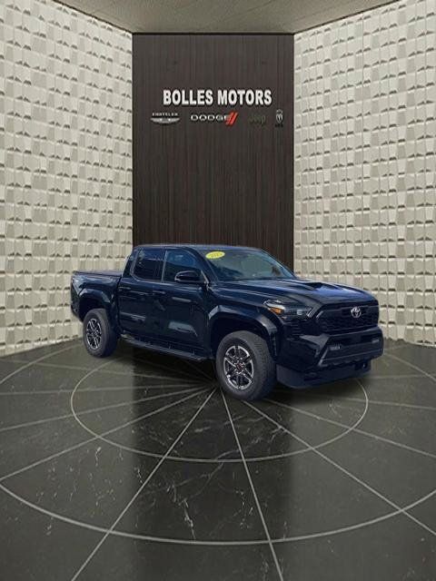 Used 2025 Toyota Tacoma TRD Sport w/ TRD Sport Upgrade Package AWD/4WD image 2
