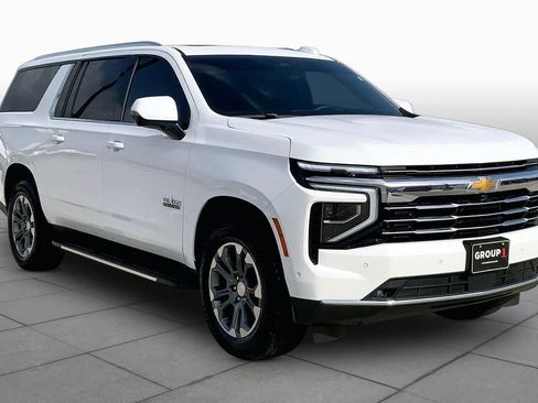 Used 2025 Chevrolet Suburban LT w/ Comfort Package RWD image 3