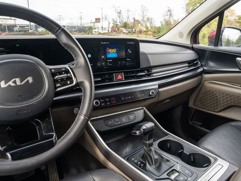 Used 2025 Kia Carnival image 28