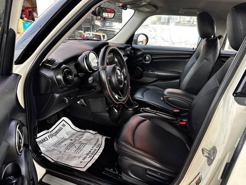 Used 2018 MINI Cooper 4-Door Hardtop image 14